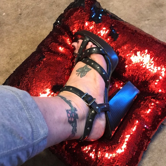 Heels, - Picture 2 of 3